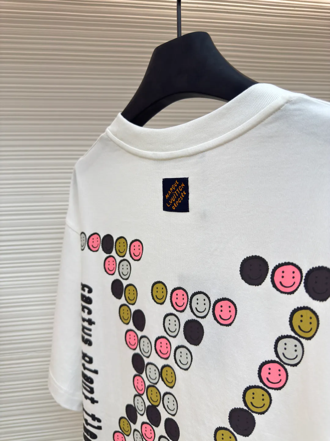 LOUIS VUITTON Smiley short-sleeved T-shirt ●Authentic product: purchased and developed by 8109 ●Item number: 1680133-A10 ●Fabric: pure cotton fabric ●Technology: printing production ●Version: fitted version ●Weight: about 230 grams ●Size: XS-S-L-XL ●Description: Customized 280g pure cotton double yarn stiff fabric. The cloth surface is clean. The texture is clear. The hand feels very delicate and solid. More strong. Comfortable and breathable, not easy to deform and wrinkle. 1×1 Solona thread. Fabric threads are dyed in the same vat with no color difference. Not easy to deform. Full set of customized trademarks, hangtags, wash marks. The highest version on the market, Os dropped shoulders and loose version. The latest synchronization for spring and summer. Fashionable personality. Same style for men and women. Super versatile. The overall wiring is straight and delicate, the fabric is comfortable and soft, and the color is consistent without color difference. It can be matched with the same style to create a fashionable look and control various occasions. Customized accessories, complete with three standards, same style for men and women!